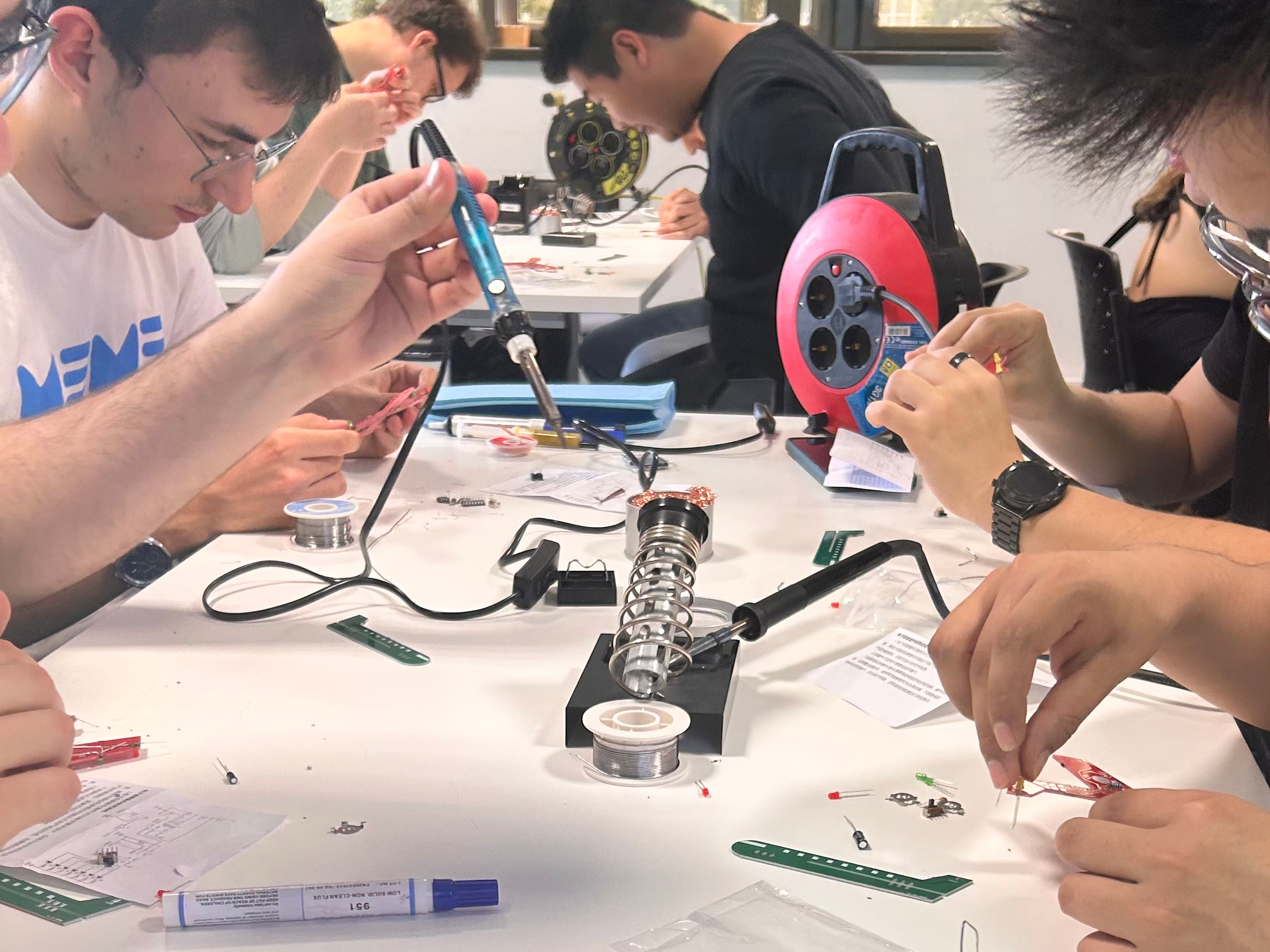¡Hicimos saltar chispas! Así fue nuestro taller de soldadura en el OpenLab ⚡🚀